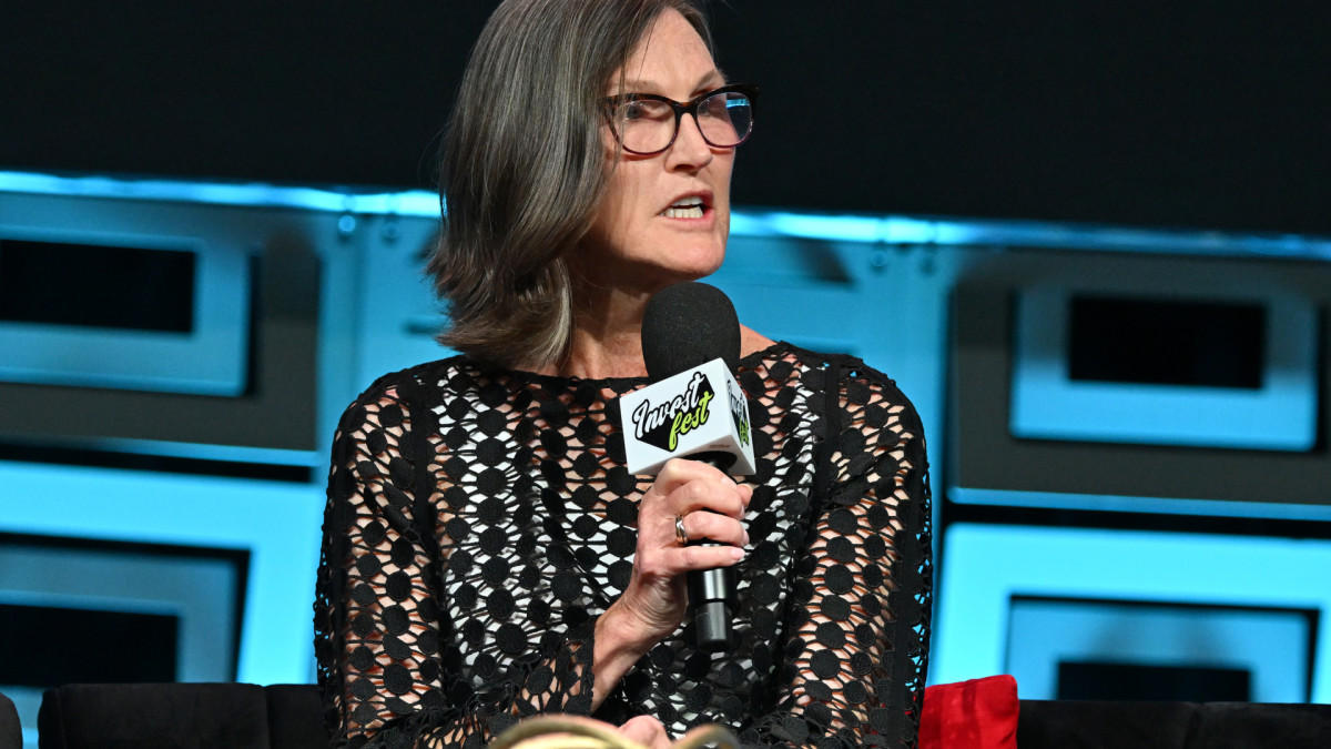 ARKK's Wild Ride: Cathie Wood's Strategy Amidst Outflows and Losses